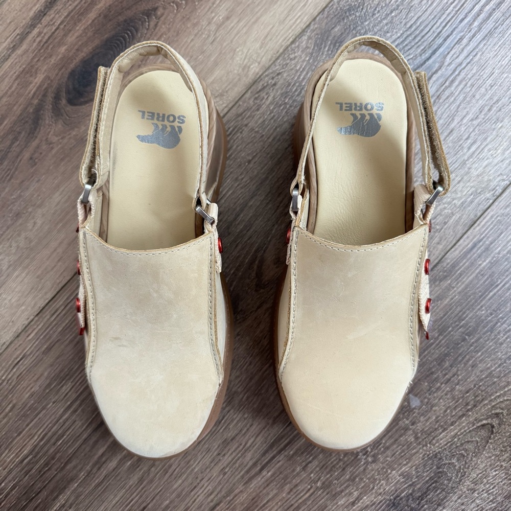 NWOT Sorel Roam’n RBR Platform Clogs, Slingback Mule, Tan with Red Buttons - Picture 6 of 11